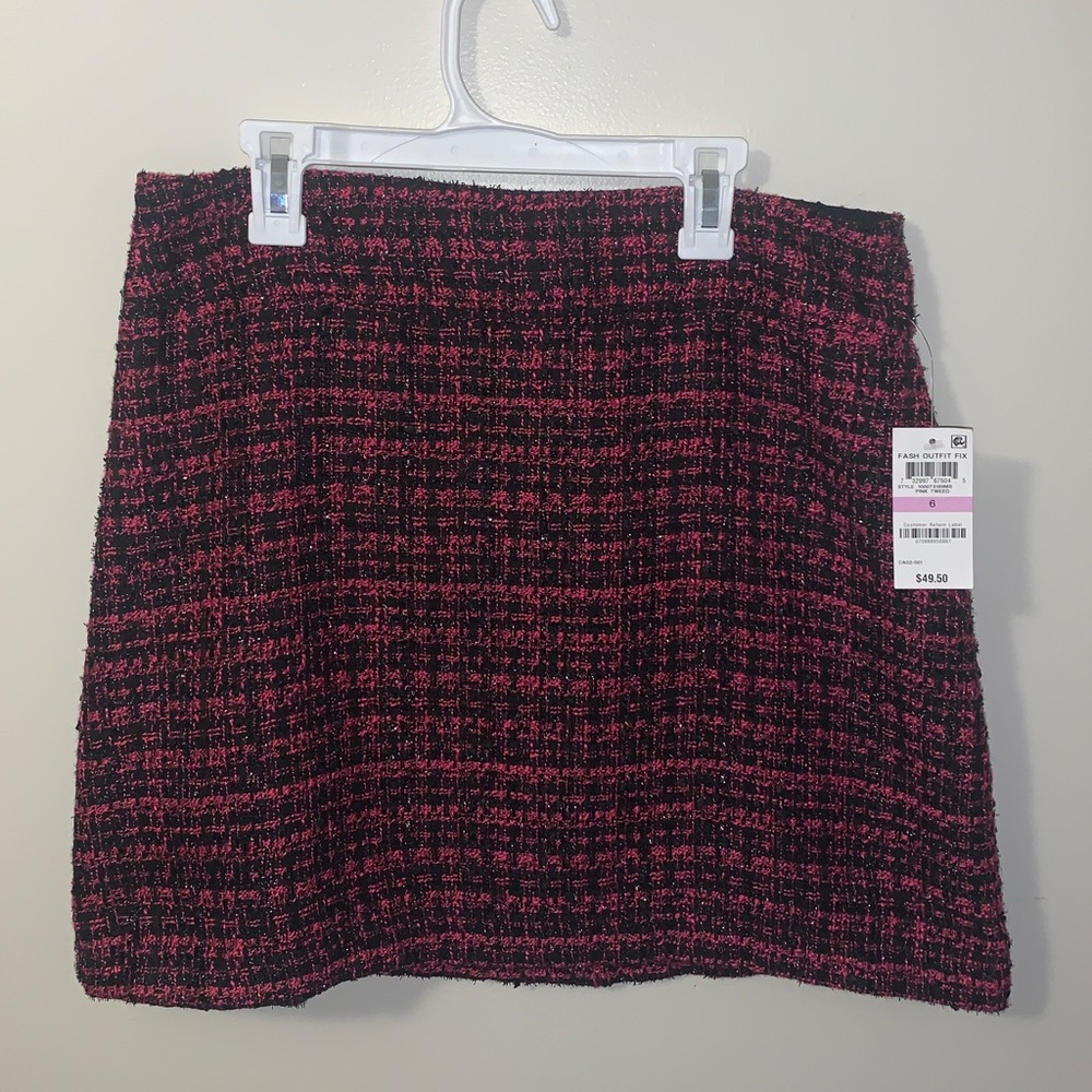 •Black and pink patterned skirt•